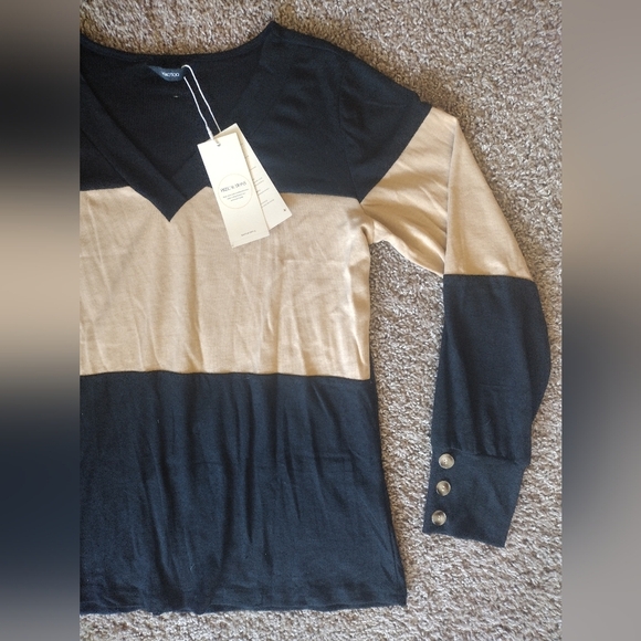 Dokotoo Color Block Long Sleeve V-neck Top with Button Accents NWT - Picture 4 of 9